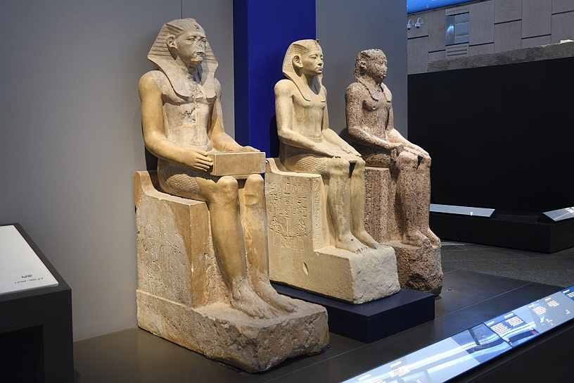 40 MAK_7091.jpg - Statue del faraone Chefren (... – 2532 a.C.), figlio di Cheope padre di Micerino (le tre famose piramidi di Giza) a lui si deve anche la costruzione della Sfinge che si ritiene raffigurazione del padre in forma di leone accovacciato con testa umana.